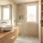 Qué no guardar en un baño pequeño para ganar espacio