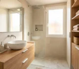 Qué no guardar en un baño pequeño para ganar espacio